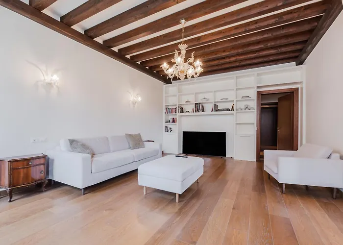 Elegant Apartment 7 Minutes From Piazza San Marco!