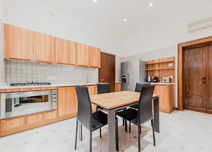 Elegant Apartment 7 Minutes From Piazza San Marco!