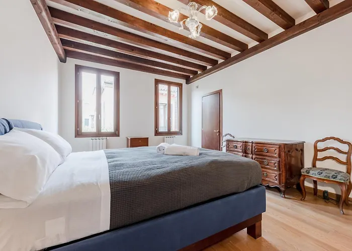 Elegant Apartment 7 Minutes From Piazza San Marco!