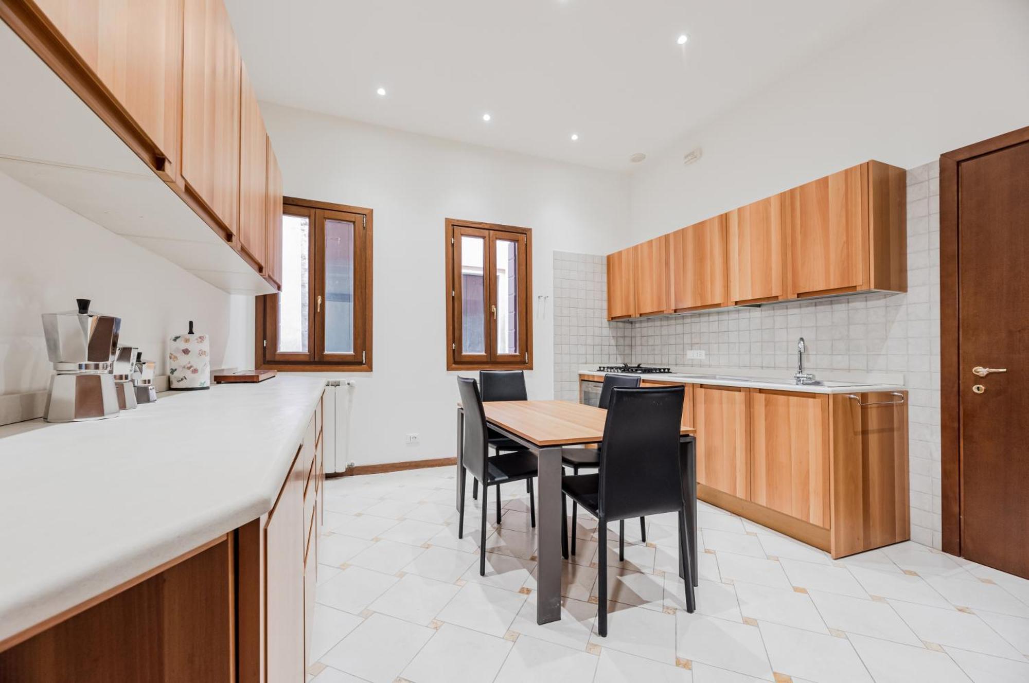 Appartement Elegant 7 Minutes From Piazza San Marco! *