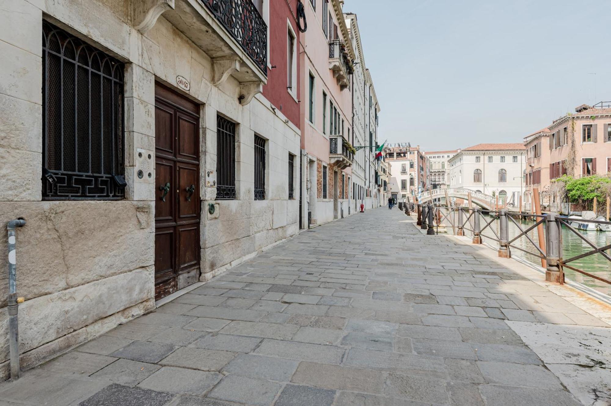 Appartement Elegant 7 Minutes From Piazza San Marco! Venetië